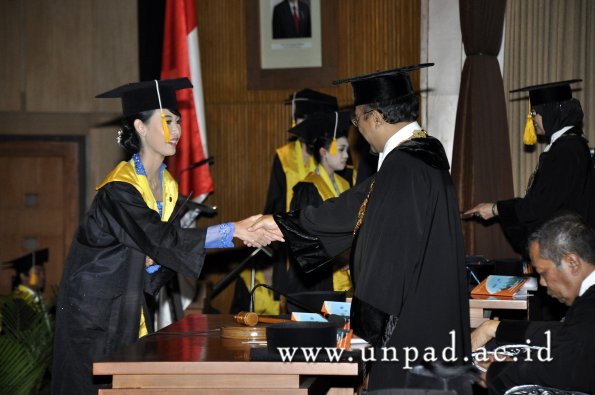 dok-humas-unpad_ilalang-foto_wisuda-gel-1-2010-2011_d3-ekonomi_298