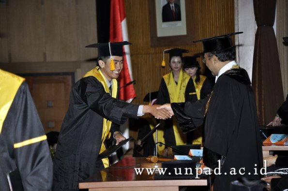 dok-humas-unpad_ilalang-foto_wisuda-gel-1-2010-2011_d3-ekonomi_301