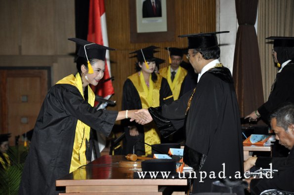 dok-humas-unpad_ilalang-foto_wisuda-gel-1-2010-2011_d3-ekonomi_302