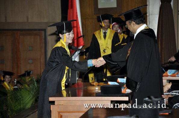 dok-humas-unpad_ilalang-foto_wisuda-gel-1-2010-2011_d3-ekonomi_304