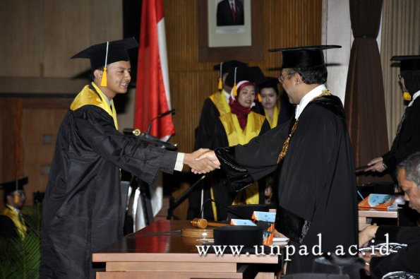 dok-humas-unpad_ilalang-foto_wisuda-gel-1-2010-2011_d3-ekonomi_305