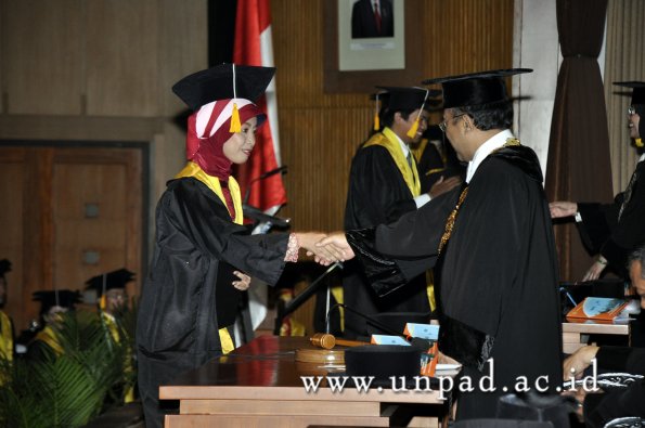 dok-humas-unpad_ilalang-foto_wisuda-gel-1-2010-2011_d3-ekonomi_306