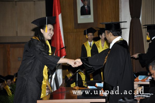 dok-humas-unpad_ilalang-foto_wisuda-gel-1-2010-2011_d3-ekonomi_308