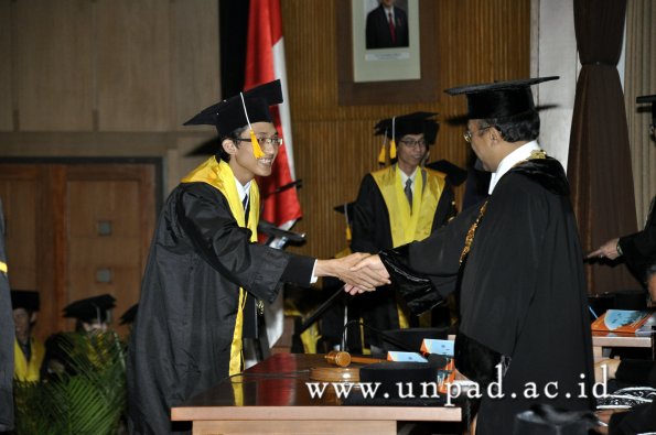 dok-humas-unpad_ilalang-foto_wisuda-gel-1-2010-2011_d3-ekonomi_310