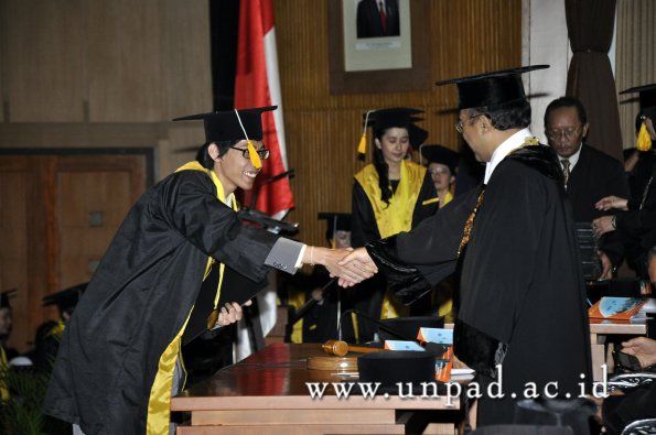 dok-humas-unpad_ilalang-foto_wisuda-gel-1-2010-2011_d3-ekonomi_311