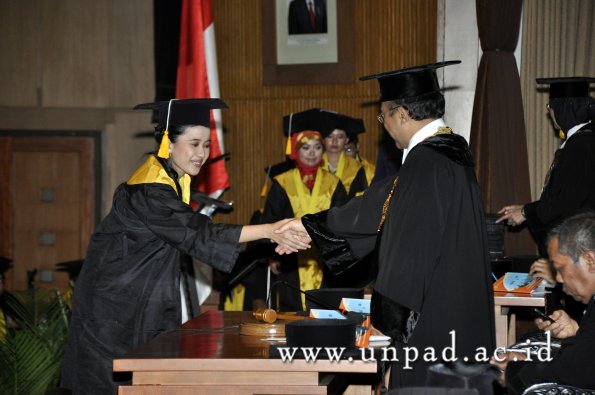 dok-humas-unpad_ilalang-foto_wisuda-gel-1-2010-2011_d3-ekonomi_312