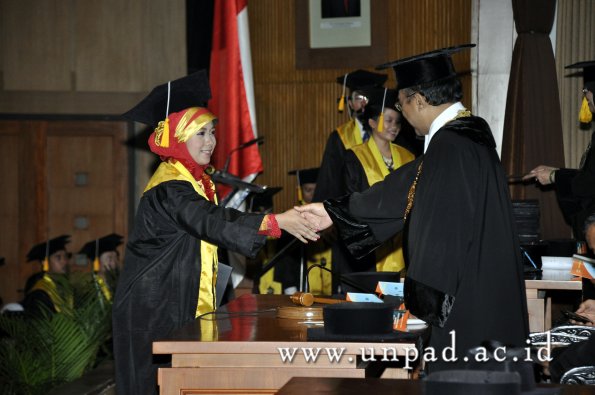 dok-humas-unpad_ilalang-foto_wisuda-gel-1-2010-2011_d3-ekonomi_313