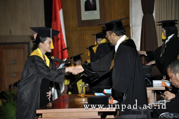 dok-humas-unpad_ilalang-foto_wisuda-gel-1-2010-2011_d3-ekonomi_314