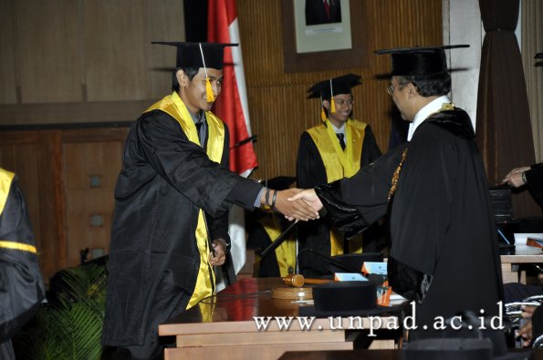 dok-humas-unpad_ilalang-foto_wisuda-gel-1-2010-2011_d3-ekonomi_317