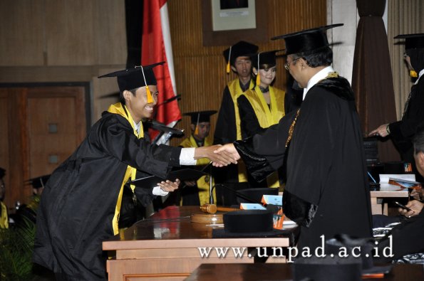 dok-humas-unpad_ilalang-foto_wisuda-gel-1-2010-2011_d3-ekonomi_318