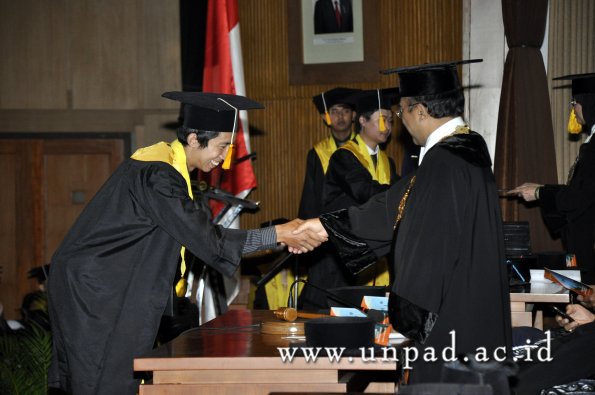 dok-humas-unpad_ilalang-foto_wisuda-gel-1-2010-2011_d3-ekonomi_320