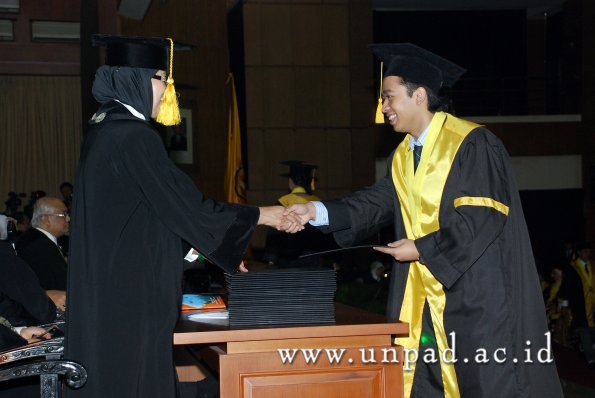 dok-humas-unpad_ilalang-foto_wisuda-gel-1-2010-2011_s1-ekonomi_089