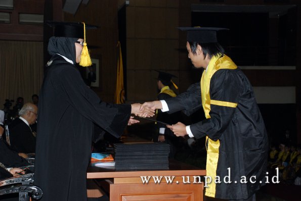 dok-humas-unpad_ilalang-foto_wisuda-gel-1-2010-2011_s1-ekonomi_091