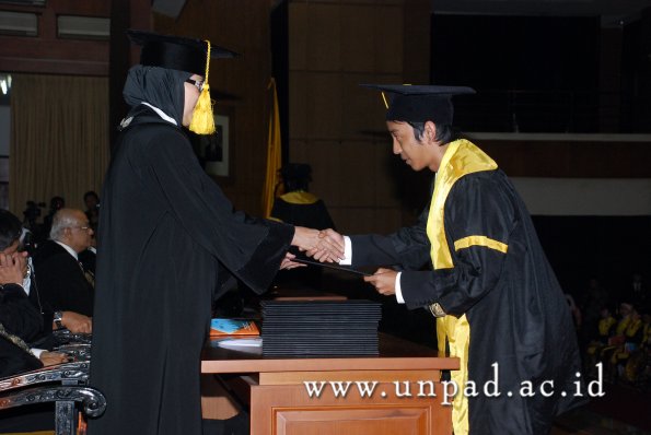 dok-humas-unpad_ilalang-foto_wisuda-gel-1-2010-2011_s1-ekonomi_092