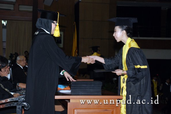 dok-humas-unpad_ilalang-foto_wisuda-gel-1-2010-2011_s1-ekonomi_093