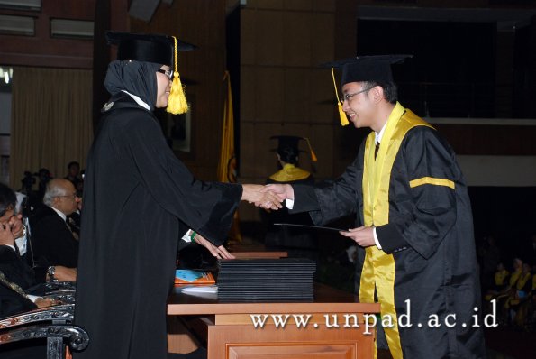 dok-humas-unpad_ilalang-foto_wisuda-gel-1-2010-2011_s1-ekonomi_094