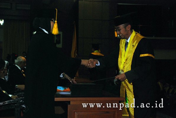 dok-humas-unpad_ilalang-foto_wisuda-gel-1-2010-2011_s1-ekonomi_095