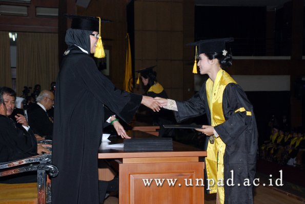 dok-humas-unpad_ilalang-foto_wisuda-gel-1-2010-2011_s1-ekonomi_104