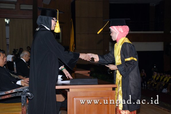 dok-humas-unpad_ilalang-foto_wisuda-gel-1-2010-2011_s1-ekonomi_106