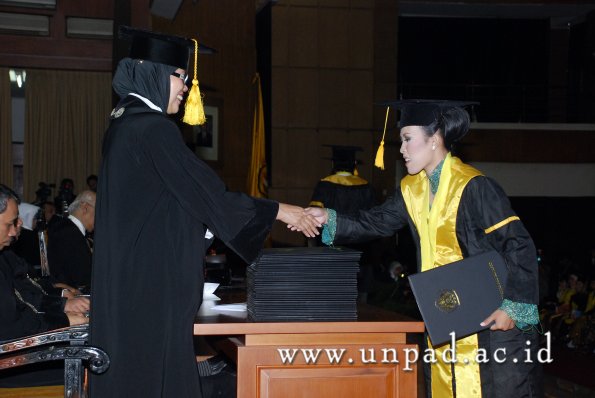 dok-humas-unpad_ilalang-foto_wisuda-gel-1-2010-2011_s1-ekonomi_120