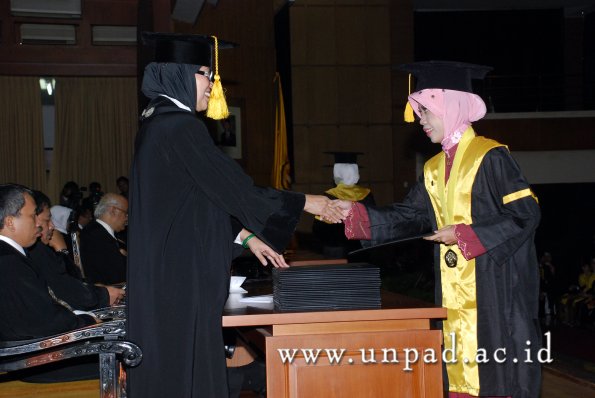 dok-humas-unpad_ilalang-foto_wisuda-gel-1-2010-2011_s1-ekonomi_134