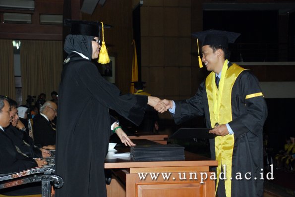 dok-humas-unpad_ilalang-foto_wisuda-gel-1-2010-2011_s1-ekonomi_142