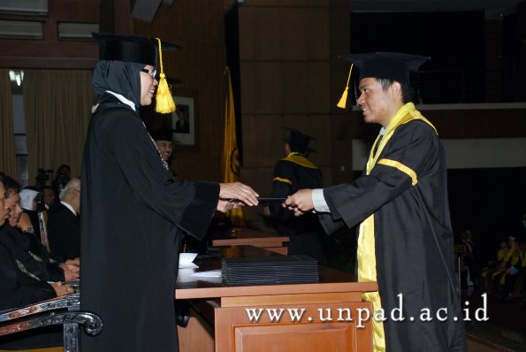 dok-humas-unpad_ilalang-foto_wisuda-gel-1-2010-2011_s1-ekonomi_143