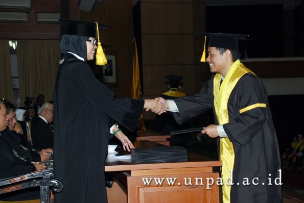 dok-humas-unpad_ilalang-foto_wisuda-gel-1-2010-2011_s1-ekonomi_144