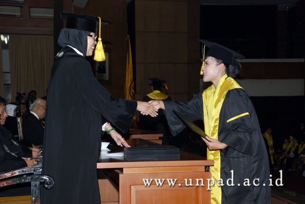 dok-humas-unpad_ilalang-foto_wisuda-gel-1-2010-2011_s1-ekonomi_145