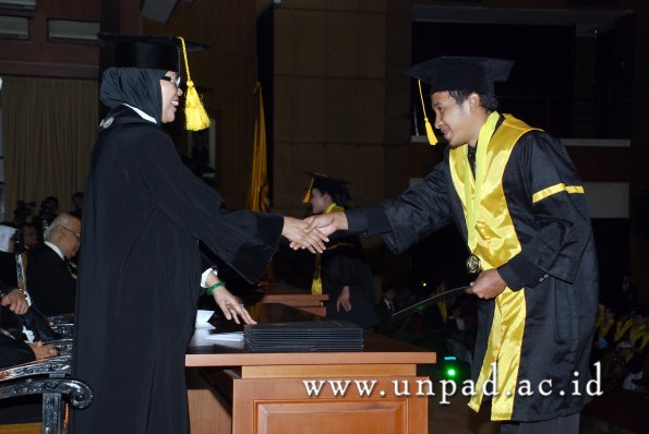 dok-humas-unpad_ilalang-foto_wisuda-gel-1-2010-2011_s1-ekonomi_146