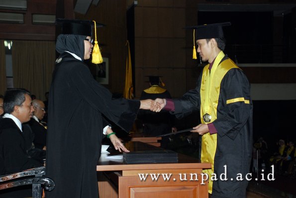 dok-humas-unpad_ilalang-foto_wisuda-gel-1-2010-2011_s1-ekonomi_147