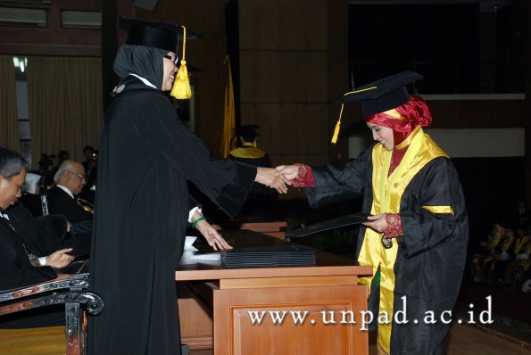 dok-humas-unpad_ilalang-foto_wisuda-gel-1-2010-2011_s1-ekonomi_148