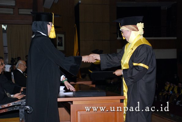 dok-humas-unpad_ilalang-foto_wisuda-gel-1-2010-2011_s1-ekonomi_149