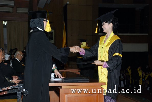 dok-humas-unpad_ilalang-foto_wisuda-gel-1-2010-2011_s1-ekonomi_150