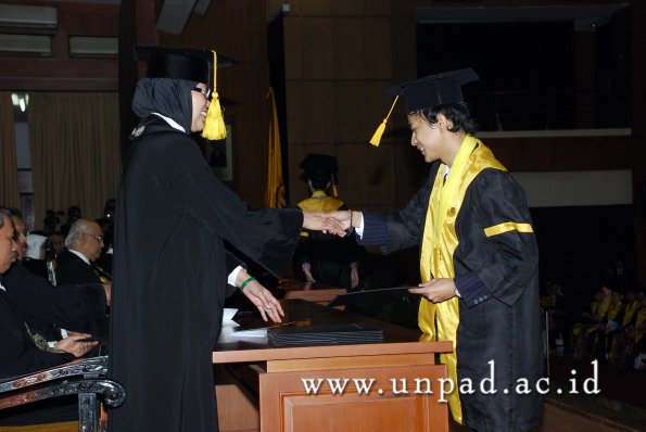 dok-humas-unpad_ilalang-foto_wisuda-gel-1-2010-2011_s1-ekonomi_151