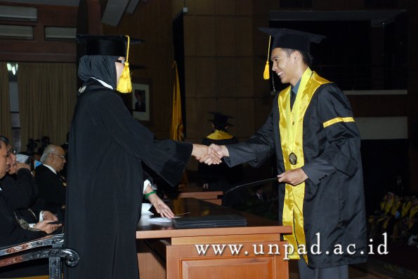 dok-humas-unpad_ilalang-foto_wisuda-gel-1-2010-2011_s1-ekonomi_152