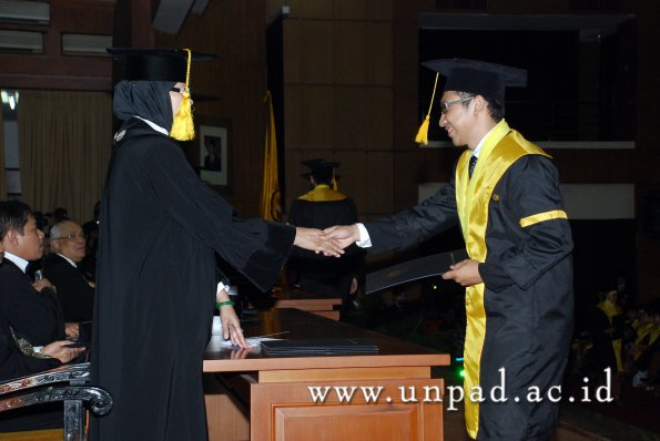 dok-humas-unpad_ilalang-foto_wisuda-gel-1-2010-2011_s1-ekonomi_153