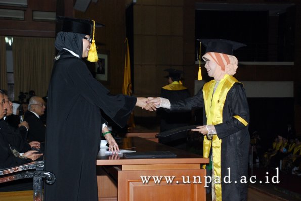 dok-humas-unpad_ilalang-foto_wisuda-gel-1-2010-2011_s1-ekonomi_154