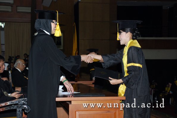 dok-humas-unpad_ilalang-foto_wisuda-gel-1-2010-2011_s1-ekonomi_155