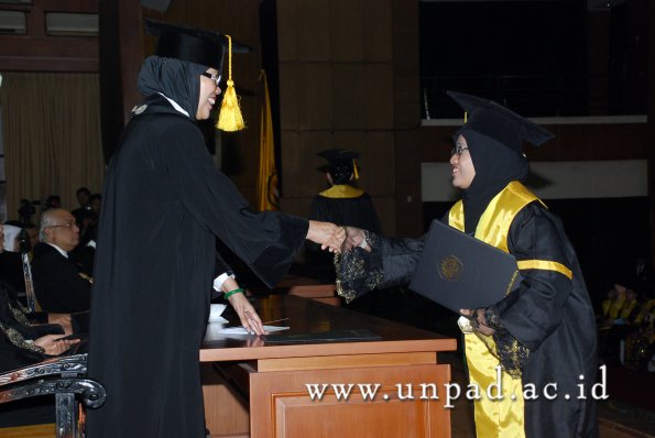 dok-humas-unpad_ilalang-foto_wisuda-gel-1-2010-2011_s1-ekonomi_156