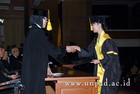 dok-humas-unpad_ilalang-foto_wisuda-gel-1-2010-2011_s1-ekonomi_157