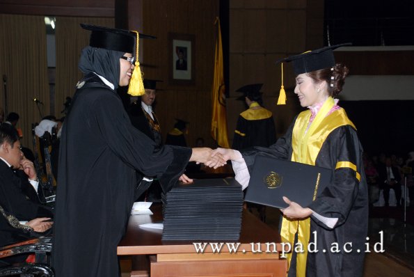 dok-humas-unpad_ilalang-foto_wisuda-gel-1-2010-2011_s1-ekonomi_158