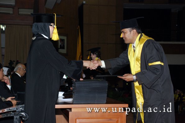 dok-humas-unpad_ilalang-foto_wisuda-gel-1-2010-2011_s1-ekonomi_159