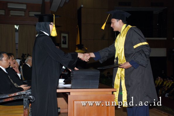 dok-humas-unpad_ilalang-foto_wisuda-gel-1-2010-2011_s1-ekonomi_160