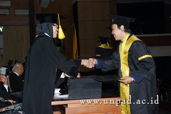 dok-humas-unpad_ilalang-foto_wisuda-gel-1-2010-2011_s1-ekonomi_161