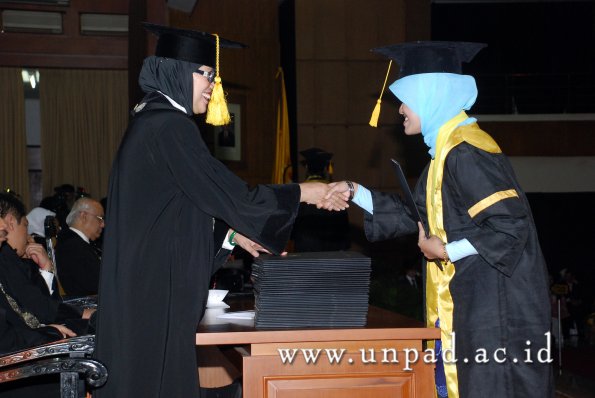 dok-humas-unpad_ilalang-foto_wisuda-gel-1-2010-2011_s1-ekonomi_162