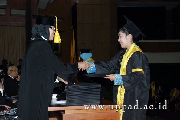 dok-humas-unpad_ilalang-foto_wisuda-gel-1-2010-2011_s1-ekonomi_163