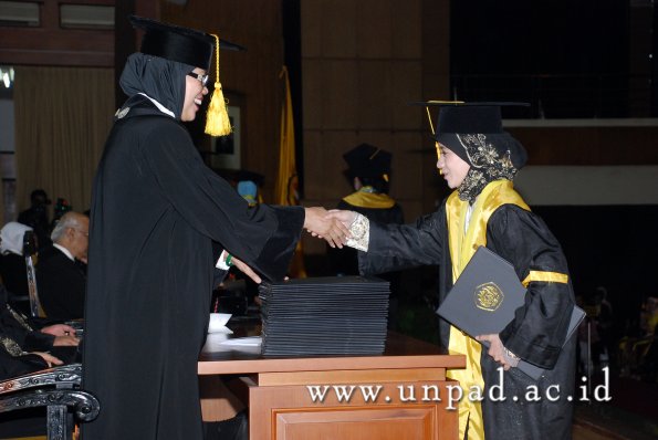 dok-humas-unpad_ilalang-foto_wisuda-gel-1-2010-2011_s1-ekonomi_164