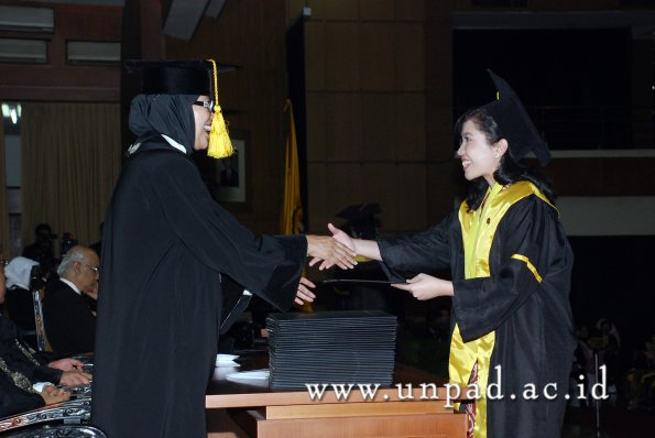 dok-humas-unpad_ilalang-foto_wisuda-gel-1-2010-2011_s1-ekonomi_165