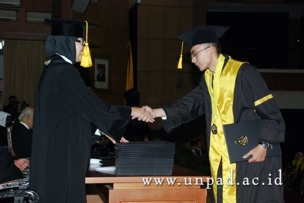 dok-humas-unpad_ilalang-foto_wisuda-gel-1-2010-2011_s1-ekonomi_166